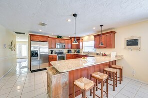 Fridge, microwave, stovetop, dishwasher - Lovely Naples Home w/ Lanai & Pool ~ 1 Mi to Beach (Naples)