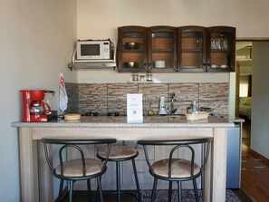 Microwave, stovetop, coffee/tea maker, electric kettle - Ausangate: Breathtaking view just a few steps away from the San Blas market (Cusco)