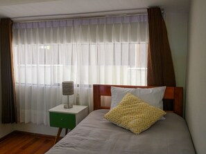 2 quartos, escrivaninha, ferros/tábuas de passar roupa