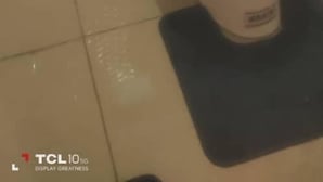 Toilet met gesloten deksel in een badkamer met betegelde muren.
