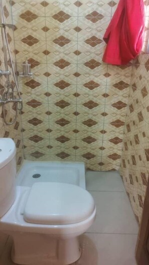 Deluxe Studio Suite | Bathroom | Shower, towels