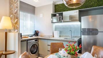 Kühlschrank, Mikrowelle, Herdplatte, Wasserkocher mit Kaffee-/Teezubehör