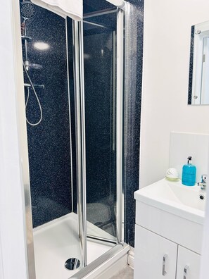 Shower, towels - We are delighted to present these stunning apartments. (Southampton)