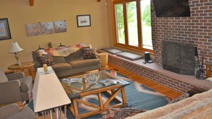 Living area - Hanging H Lodge (Sutherland)