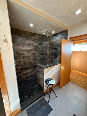 Bathroom - Hanging H Lodge (Sutherland)