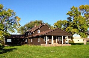 Front of property - Hanging H Lodge (Sutherland)