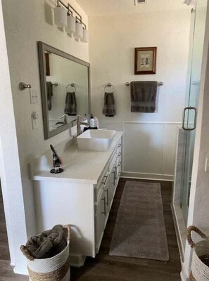 Hair dryer, towels, soap, shampoo - Green Dacha- Hill Country Lake Access/SUP Rental (Spicewood)