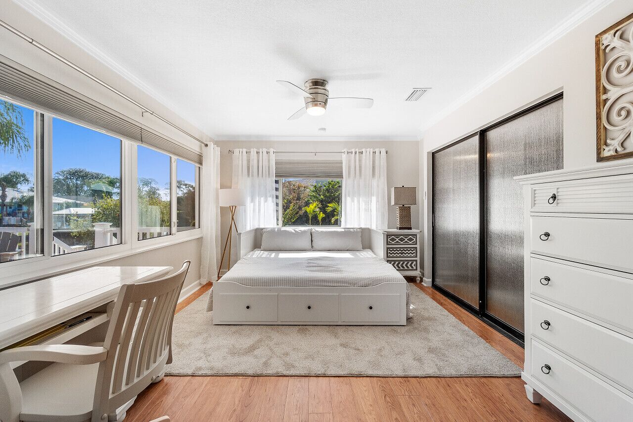 3 bedrooms, desk, iron/ironing board, travel crib