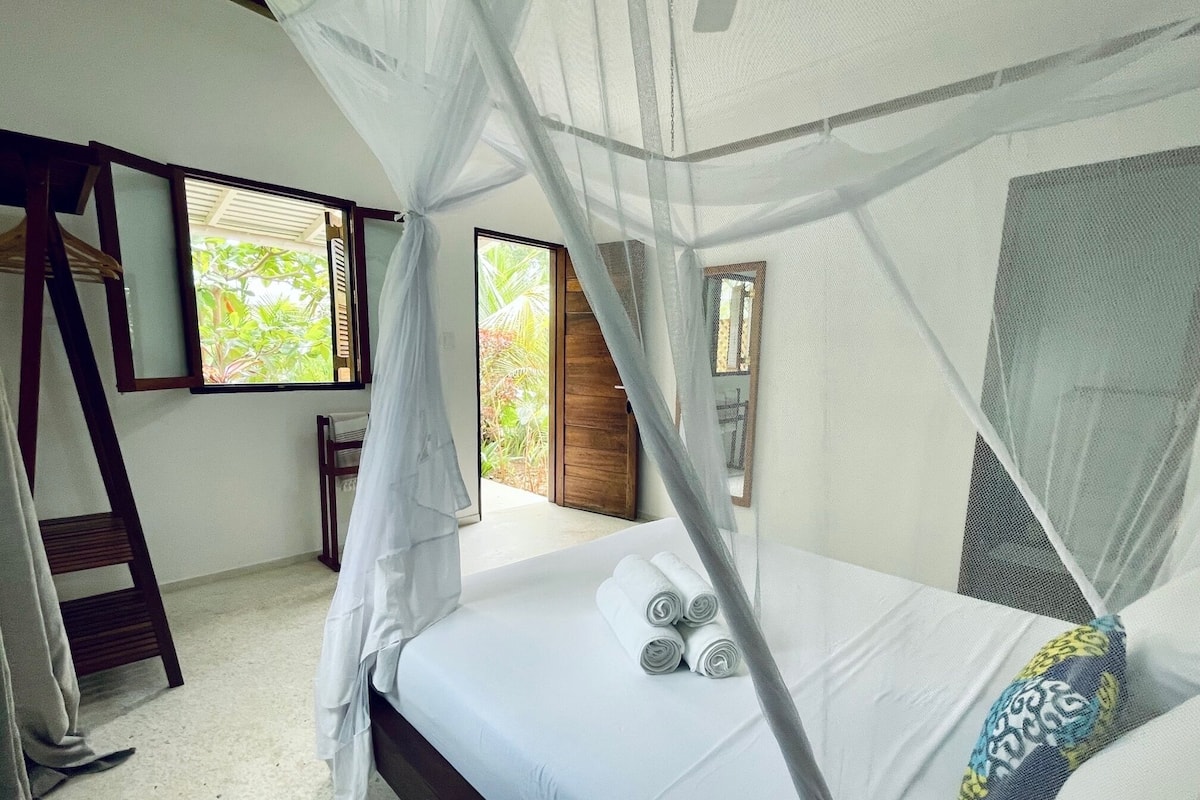 Habitación doble, vista al jardín, junto a la alberca | 1 habitación y ropa de cama hipoalergénica