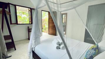 Habitació doble, vistes al jardí, al costat de la piscina | 1 dormitori, roba de llit hipoal·lergògena i caixa forta a l'habitació