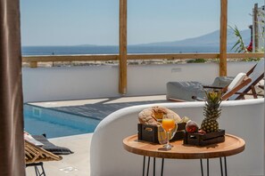 Quarto triplo superior, vista para o mar, ao lado da piscina | Terraço/pátio
