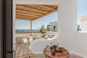 Tremannsrom – superior, sjøutsikt, ved basseng | Terrasse/patio