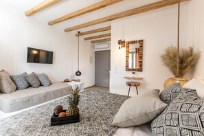 Superior driepersoonskamer, uitzicht op zee, aan het zwembad | Luxe beddengoed, individueel gedecoreerd, individueel gemeubileerd