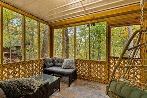 Smart-TV, Kamin, Videospiele, Tischtennisplatte