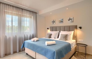 3 quartos, ferros/tábuas de passar roupa, berço de viagem