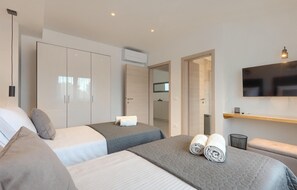 3 habitaciones, tabla de planchar con plancha y cuna de viaje 