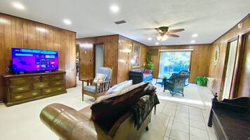 Een smart-tv en boeken