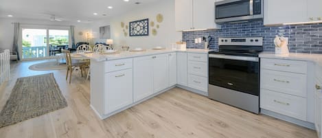 Refrigerador, microondas, horno, placa de cocina