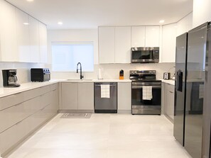 Private kitchen - Villa Modern Brand-New 3Bedrooms 2Bathrooms (Miami)