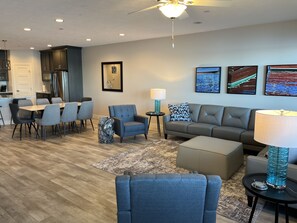 Una Smart TV, una chimenea, videojuegos, libros