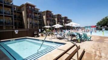 Inomhuspool och utomhuspool