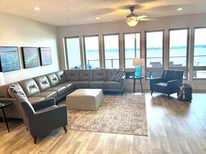 Una Smart TV, una chimenea, videojuegos, libros