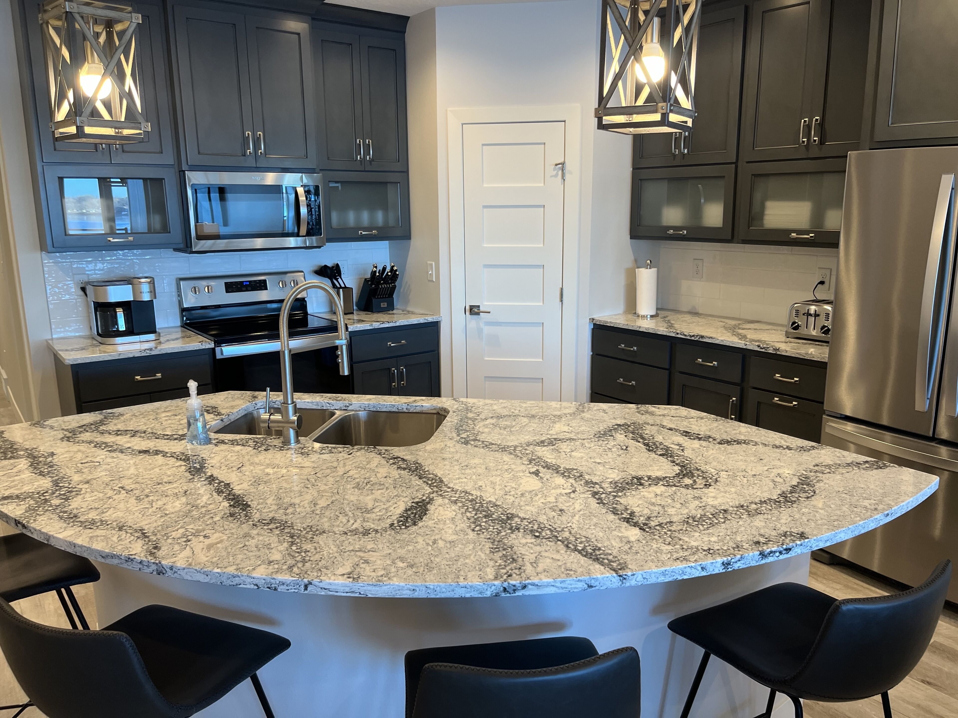 Frigorífico, microondas, horno y placa de cocina