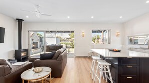 Smart TV, fireplace - Coastal Cottage - Queenscliff (Queenscliff)