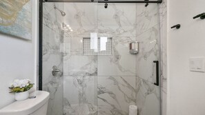 Dusj, hårføner, håndklær og såpe