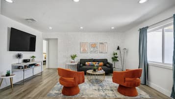 Smart TV, fireplace