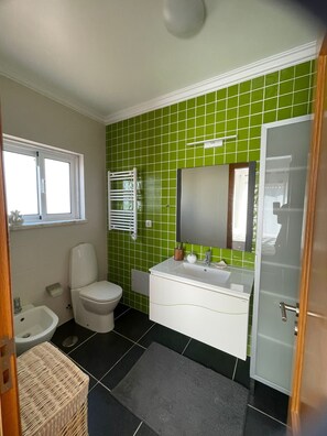 Doccia, bidet, asciugamani, sapone