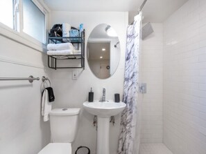 Douche, sèche-cheveux, serviettes fournies, savon