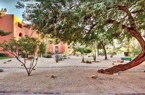 Property grounds - CASA LUNA - Anasazi Village - Stunning full golf course views (Phoenix, Arizona)