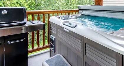 Gr8 @ 8! - private hot tub, ski in, 3 bdrm, bbq