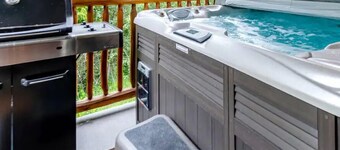 Gr8 @ 8! - private hot tub, ski in, 3 bdrm, bbq