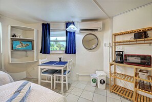 Skrivebord, strykejern/-brett, wi-fi (inkludert) og sengetøy