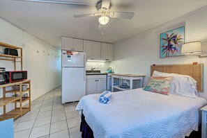 Escritorio, tabla de planchar con plancha, wifi gratis y ropa de cama