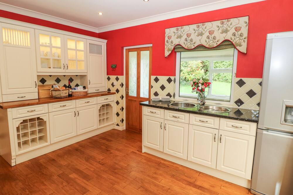 PEN Y DAITH, pet friendly, character holiday cottage in Saundersfoot
