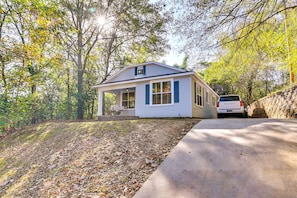 Exterior - Centrally Located Home ~ Steps to Oxford Square! (Oxford)