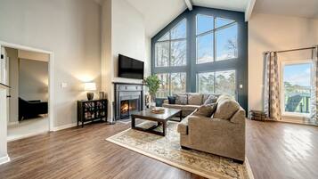 Fernseher, Kamin, Videospiele, Bücher