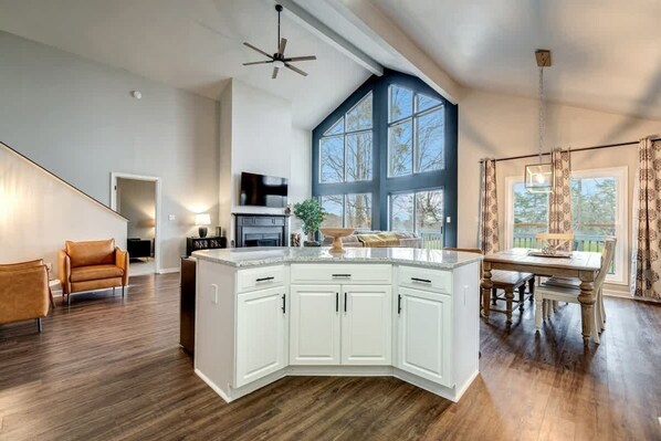 Interior - King Beds with Hot Tub, Arcade & Golf Course View (Hedgesville)