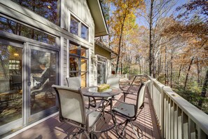Outdoor dining - 5 Mi to Sapphire Valley Skiing: Serene Family Home (Sapphire)