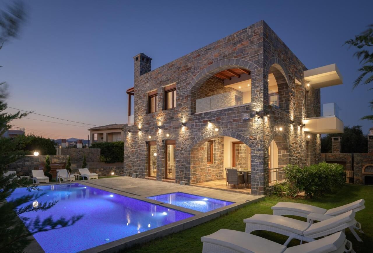 Een buitenzwembad en een verwarmd zwembad