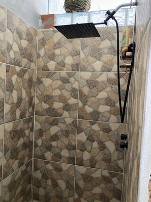 Chuveiro, secador de cabelo, toalhas de banho, sabonete