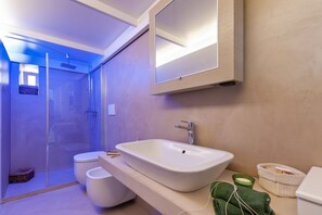 Shower, bidet, towels