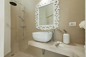 Douche, bidet, serviettes fournies
