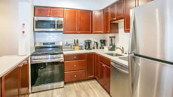 Frigorífic, microones, forn i placa de cuina