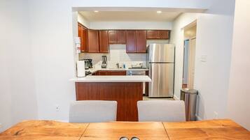 Frigorífic, microones, forn i placa de cuina