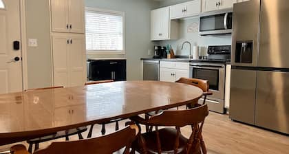 Large yard and patio, lake view, hi speed WiFi, 2