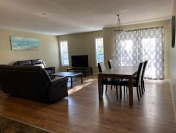 Living area - Spacious 2 Bdm. Accessible.
(Regina)